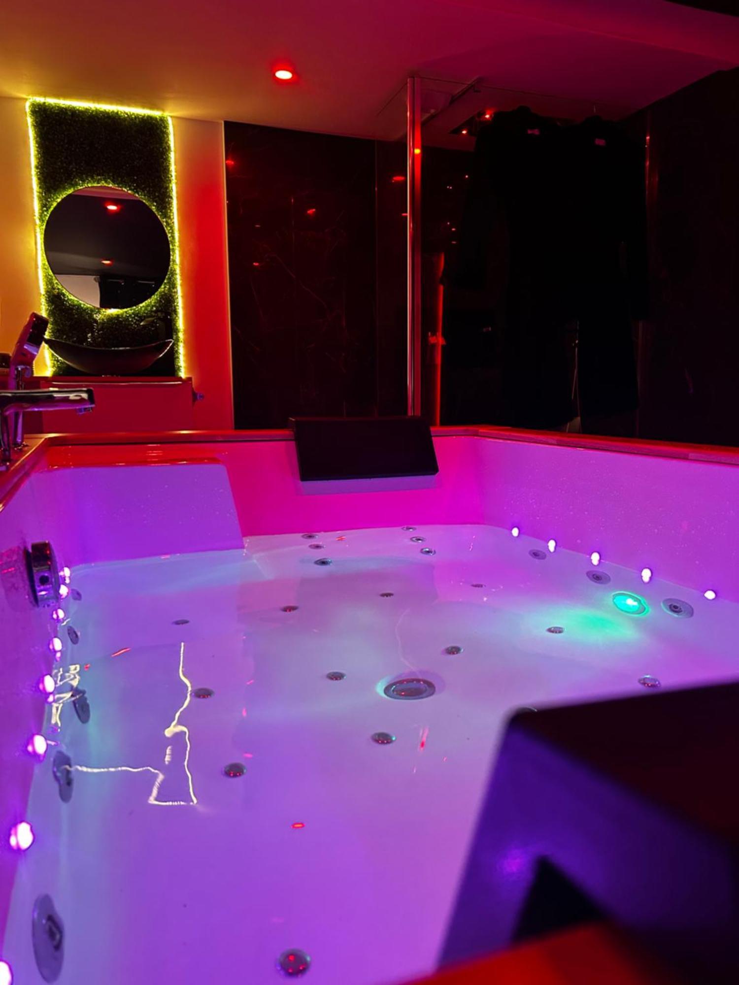 Love Room Haut De Gamme - L'Extase Avec Jacuzzi Violaines Екстериор снимка