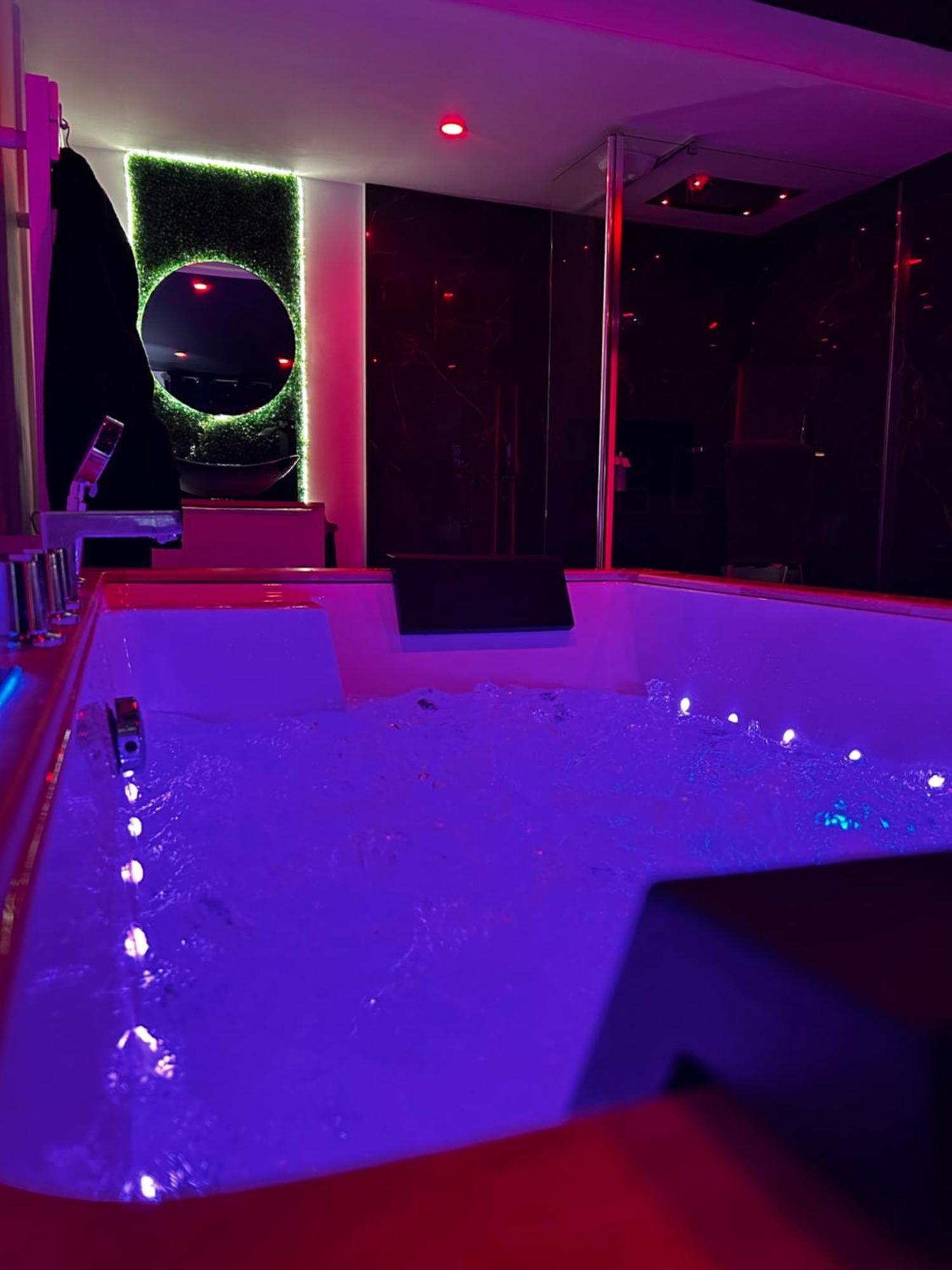Love Room Haut De Gamme - L'Extase Avec Jacuzzi Violaines Екстериор снимка